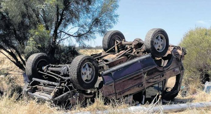 Drie kinderen overleven auto-ongeluk, maar zitten twee dagen gevangen in wrak samen met dode ouders.