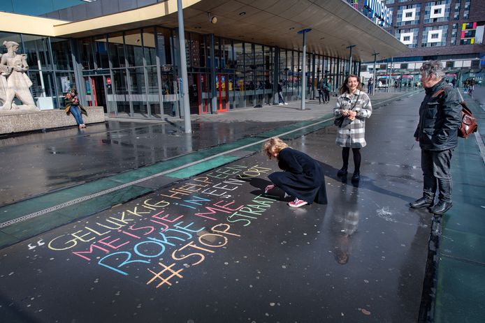 Nijmegen/Nederland: 
 Judith en Roos (2 studenten) maken een zogehete chalkback voor hun instagramaccount CatcallsofNimma
 Dgfoto
 Foto: Bert Beelen