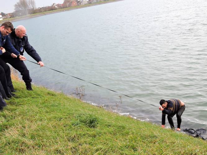 Politie schiet ter hulp nadat hondenbaasje in water sukkelt