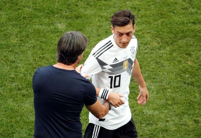 Mesut Özil en Löw proberen bij te sturen.