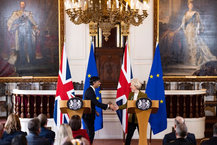 De Britse premier Rishi Sunak en EU-voorzitter Ursula von der Leyen schudden elkaar de hand. Beeld Dan Kitwood/AP