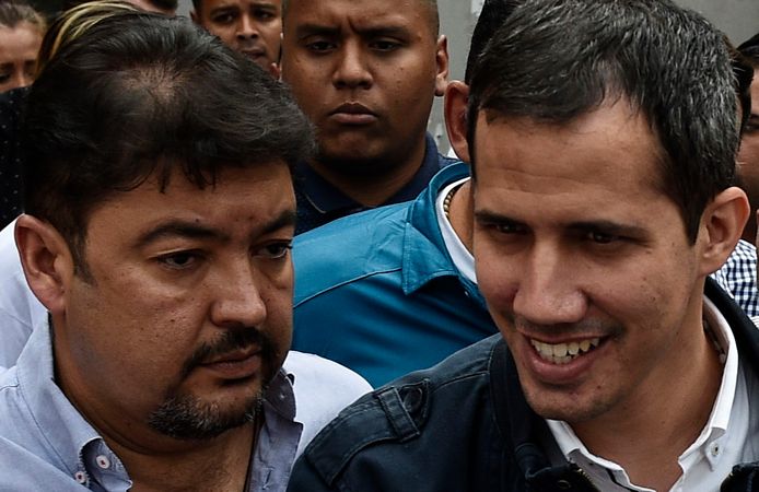 De Venezolaanse oppositieleider en zelfverklaard interim-president Juan Guaidó (rechts) met zijn rechterhand en stafchef Roberto Marrero die donderdagochtend in Caracas werd gearresteerd.