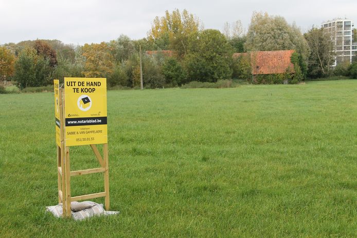 Een stuk bouwgrond dat enkele maanden geleden nog te koop stond. De gemeente wil het terrein niet laten verkavelen en de schaarse open ruimte in Ingelmunster bewaren. Wat de gemeente doet met geld uit het Openruimtefonds, dat daar specifiek voor dient, wil ze tot ergernis van Vooruit pas op het eind van de legislatuur bekendmaken.