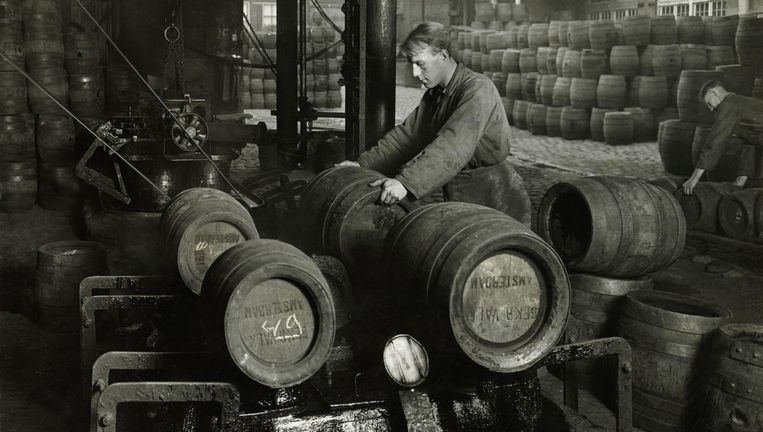 Archieffoto van bierbrouwerij De Gekroonde Valk in Amsterdam. De vaten werden machinaal gesloten met een peklaagje. Uit het boek 'Geloof in de Brouwerij'. Beeld  