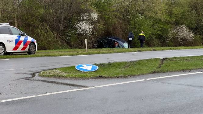 Auto vliegt uit de bocht en belandt in sloot bij Wesepe
