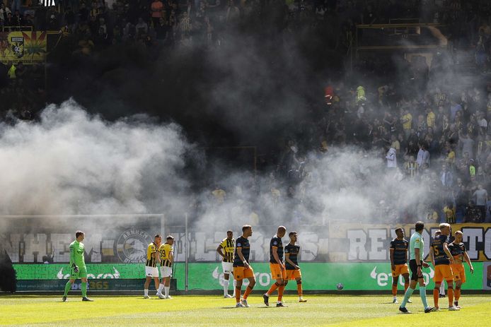 Supporters steken vuurwerk af tijdens Vitesse - SC Heerenveen.