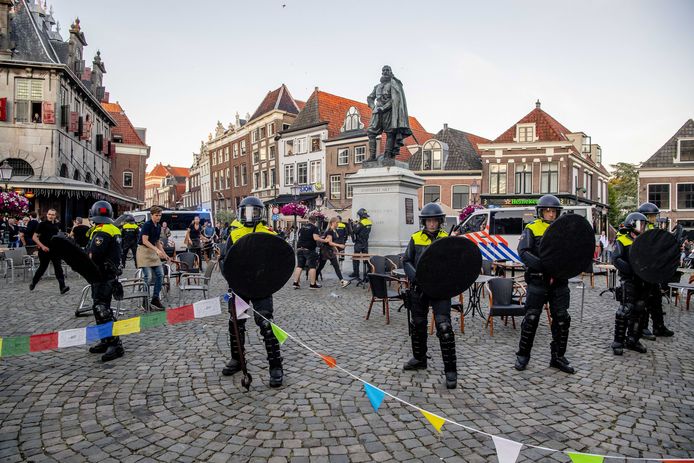 Politie bij het standbeeld van Jan Pieterszoon Coen  in Hoorn.