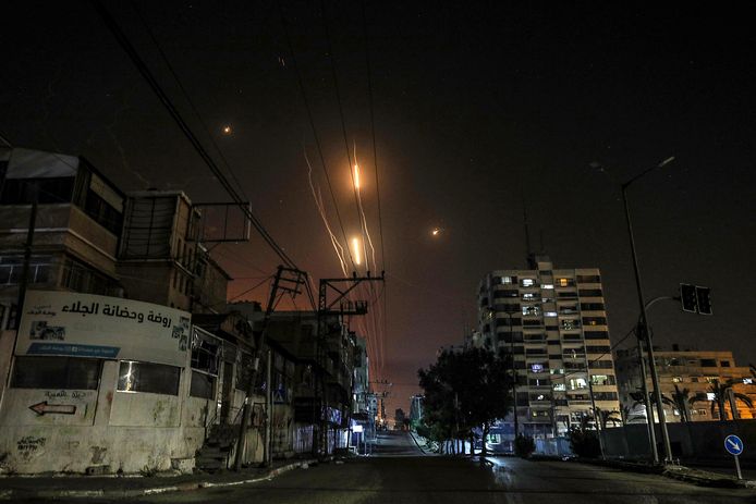 Raketten worden vanuit Gaza-stad afgevuurd naar Israël.