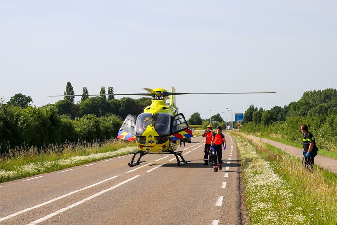 Voor het ongeluk op de Tuinbouwweg in Made kwam een traumahelikopter ter plaatse. De fietsster raakte zwaargewond.