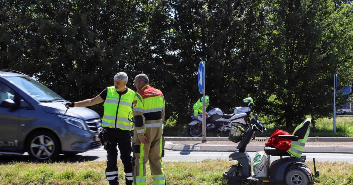 Leon ziet de scootmobiel scheef in de berm staan en komt in actie: ‘Hij gaf nog een klein teken van 