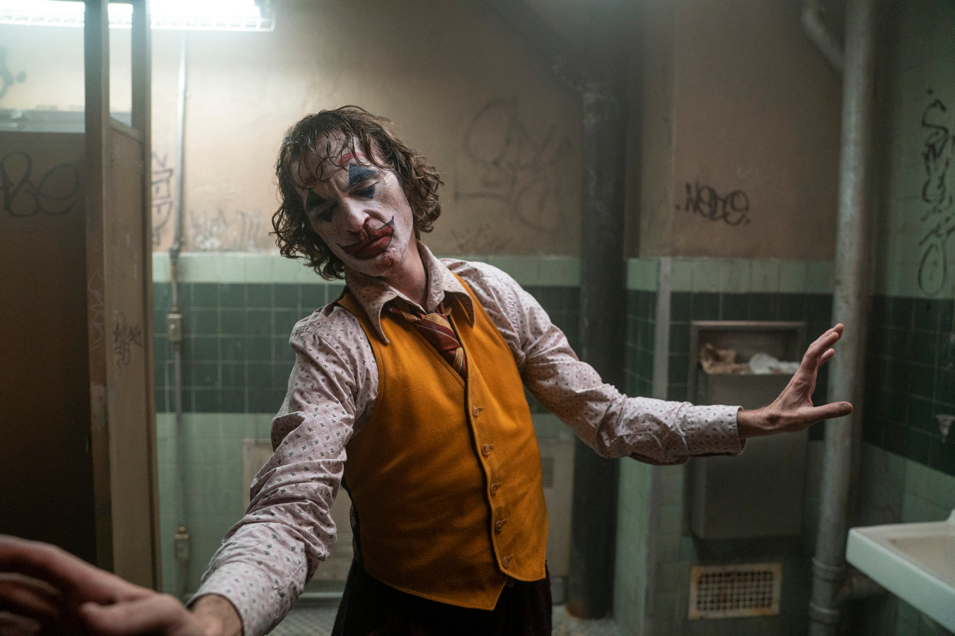 Nieuwe beelden van ‘Joker’sequel gelekt (en daarop zijn meerdere jokers te zien) Foto hln.be