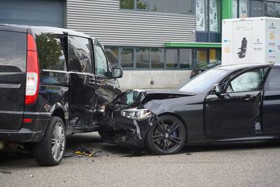 Auto’s zwaar beschadigd door botsing in Rijen