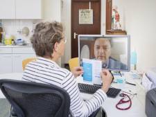 Lang wachten aan telefoon en weinig contact met de dokter: patiënten vinden huisarts moeilijker bereikbaar