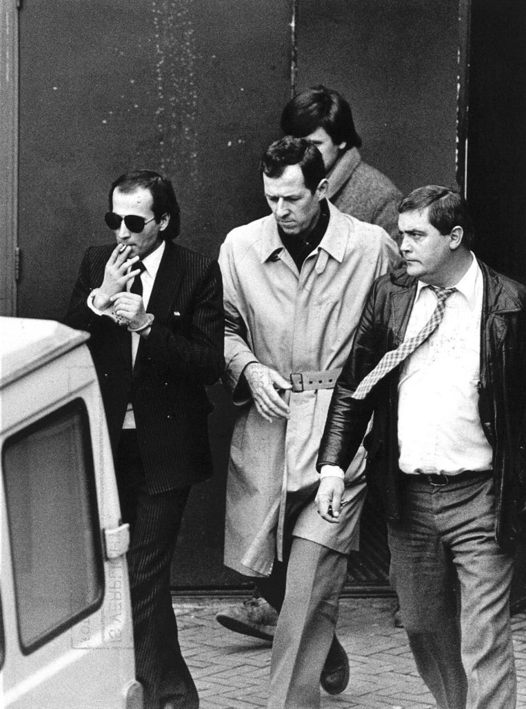 De 27-jarige Cevdet Yilmaz trekt aan een sigaret als hij in 1983 in Delft geboeid en onder politiebegeleiding naar een busje wordt gebracht voor transport van het hoofdbureau van politie naar de officier van justitie en de rechter commissaris in Den Haag. Beeld anp