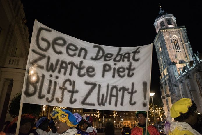 Voorstanders van zwarte piet demonstreerden vorig jaar voor het begin van de gemeenteraardsvergadering in Deventer.