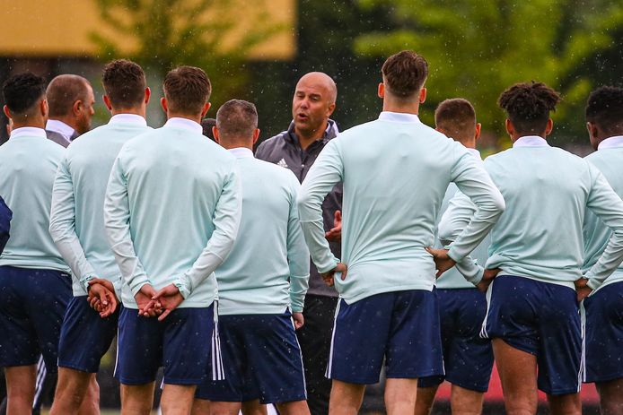 Arne Slot spreekt zijn spelers toe tijdens de eerste training van Feyenoord.