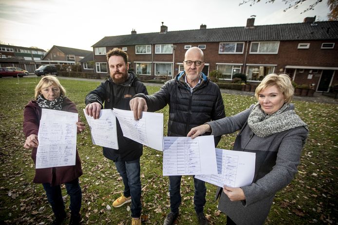Bewoners in de buurt Tubantia/Toekomst hebben 100 handtekeningen verzameld tegen kamerverhuurpanden in hun buurt. Op de foto vlnr: Inge Caarels, Maarten Lippinkhof, René Veltman en Irma Veltman.