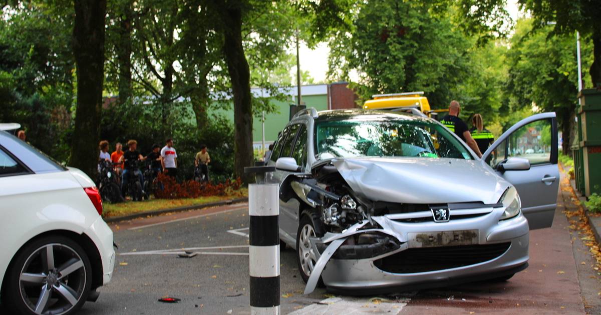 Autos zwaar beschadigd bij ongeluk op Oude Hilvarenbeekseweg in Tilburg.