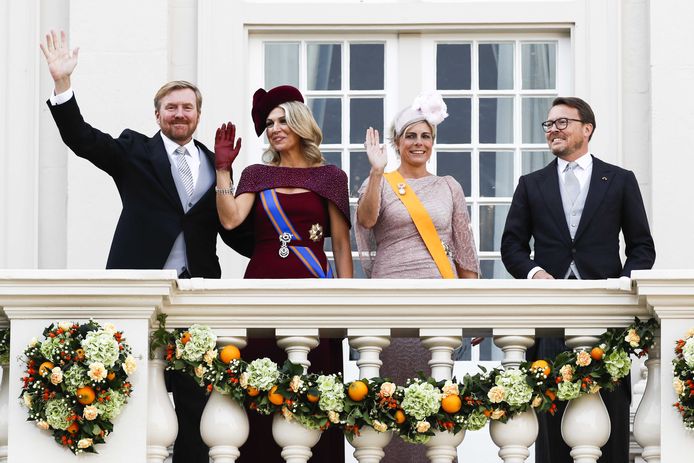 Koning Willem-Alexander en koningin Máxima samen met prins Constantijn en prinses Laurentien zwaaien naar omstanders vanaf het balkon bij Paleis Noordeinde op Prinsjesdag.