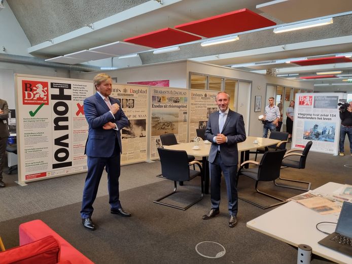 De koning en hoofdredacteur Lucas van Houtert op de redactievloer.