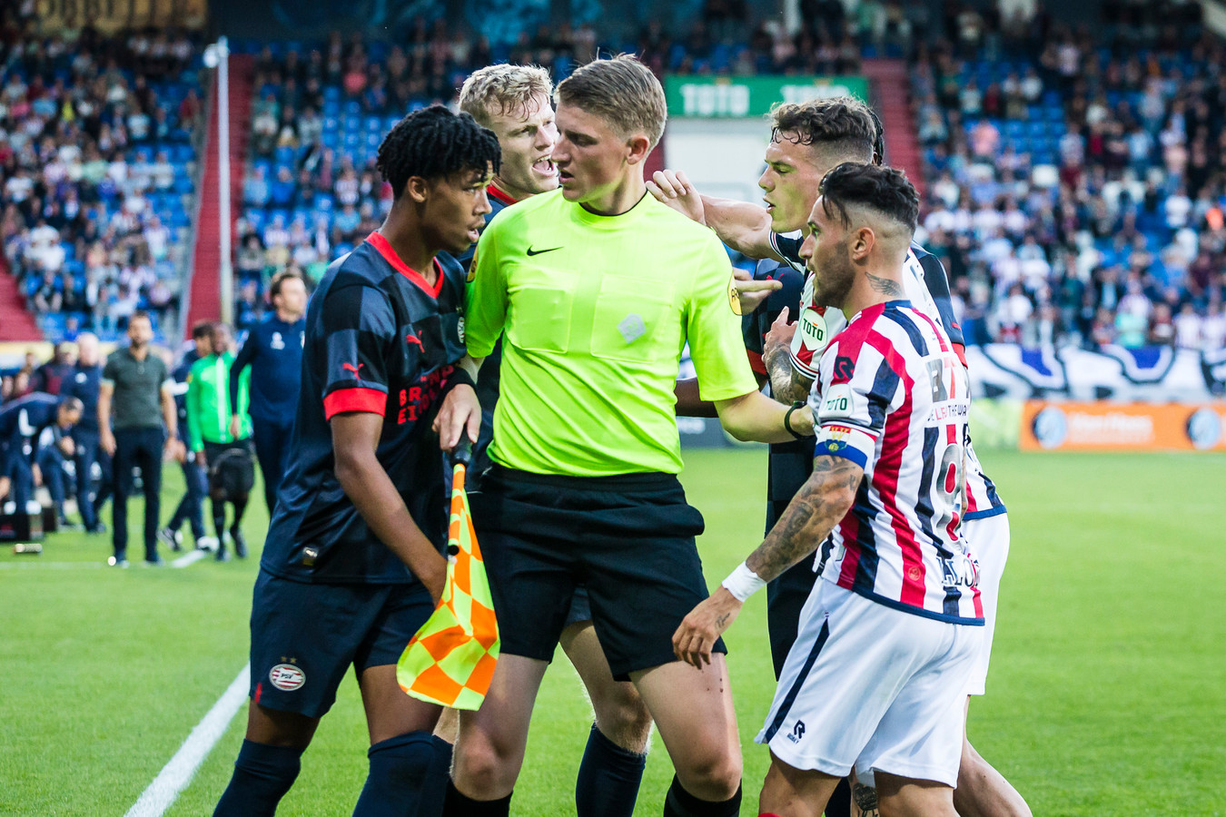 Jong PSV tegen Willem II was een stevig potje. Hier is Livano Comenencia het niet eens met een arbitrale beslissing.