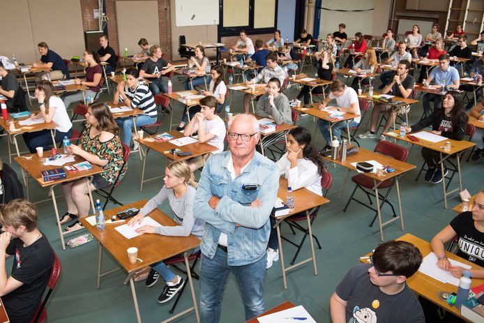 Oud-docent Leen Hofman staat klaar als surveillant bij een examen in Lingecollege.
