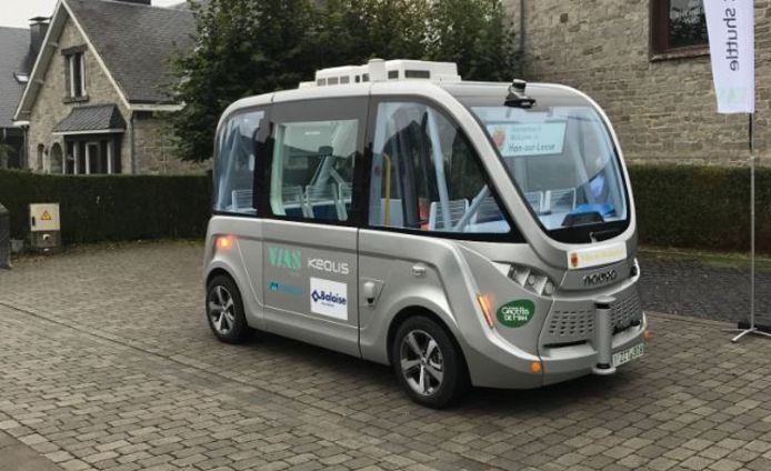 Vias institute lanceerde twee dagen geleden nog in in Han-sur-Lesse een zelfrijdende shuttle die met andere weggebruikers kan interageren. Het busje reed voor het eerst met passagiers op de openbare weg rond.