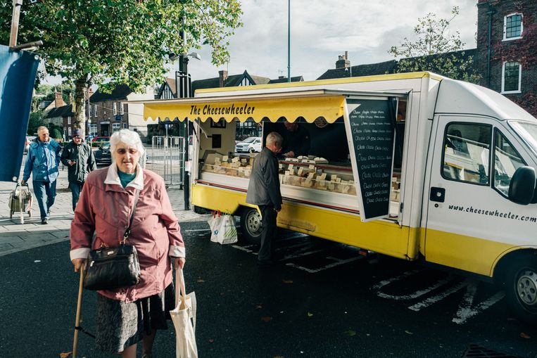 The Cheesewheeler, kaaskraam met Nederlandse roots. Verderop staan een Poolse bakker en een Hongaarse strudelverkoopster. Beeld Wouter Van Vooren