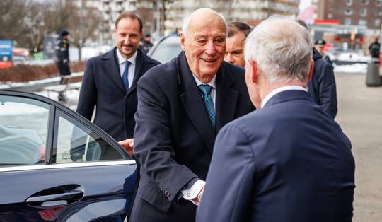 Harald V, een maatschappelijk betrokken staatshoofd, laat het Noorse koningshuis achter in crisis