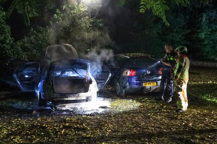 Ook het voertuig naast de uitgebrande auto heeft hevige schade.