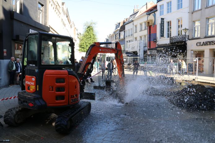 Het water spoot meters hoog nadat de waterleiding geraakt werd.