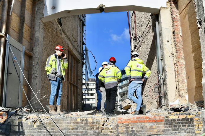 Een tijdscapsule van Roeselare werd begraven onder het duurzaamste stadhuis in wording.
