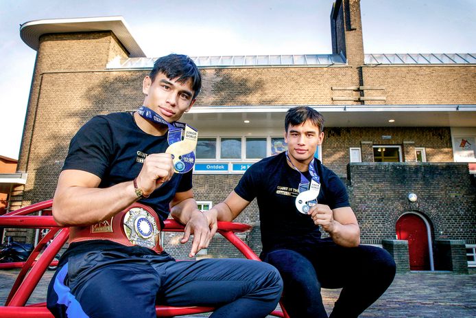 Marcel (l) en Tyrone Sterkenburg tonen hun medailles die ze bij het WK voor junioren hebben behaald. ,,Of wij het weleens zat zijn? Nee, nooit!’'