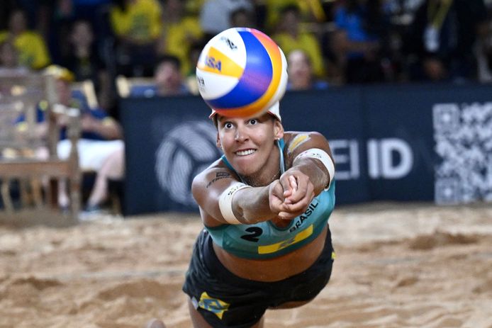 De Braziliaanse Duda met een spectaculaire redding in de vrouwenfinale van het Beach Pro Tour Elite 16-toernooi in Brasília.