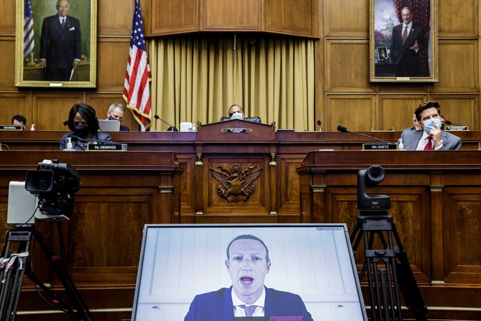 Mark Zuckerberg aan het woord via een videoverbinding.