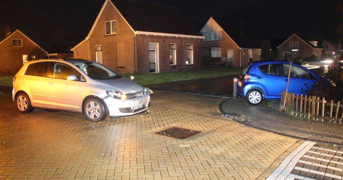 Automobilist rijdt met auto voortuin in na botsing in Lemelerveld.