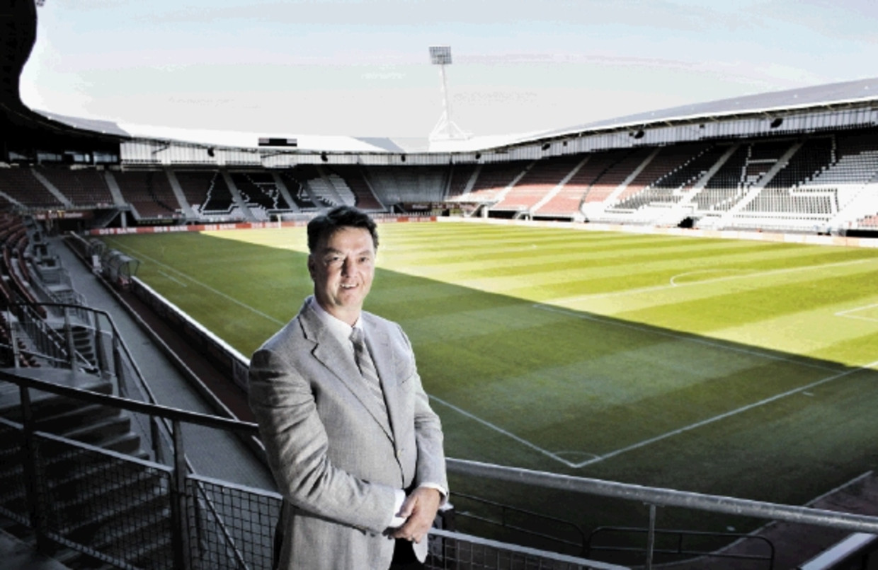 Louis van Gaal in het AZ-stadion. Â¿Ik ga mezelf niet veranderen om wat een kaartvriend zegt of een broer of mijn Truusje Â¿ en zeker niet om wat de media zeggen.Â¿ (FOTO INGE VAN MILL) Beeld Inge van Mill