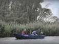 Sportvissers vissen achter het net van beroepsvissers in Biesbosch en rivieren