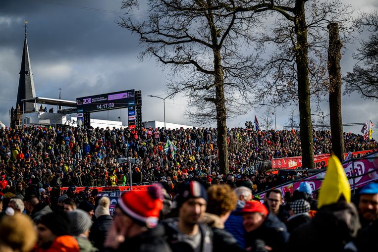 Ruim 40.000 toeschouwers volgen het WK veldrijden in Hoogerheide. Beeld BELGA