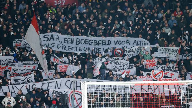 Ontevreden Ajax-fans vroegen met witte zakdoekjes om vertrek Alfred Schreuder en kregen hun zin