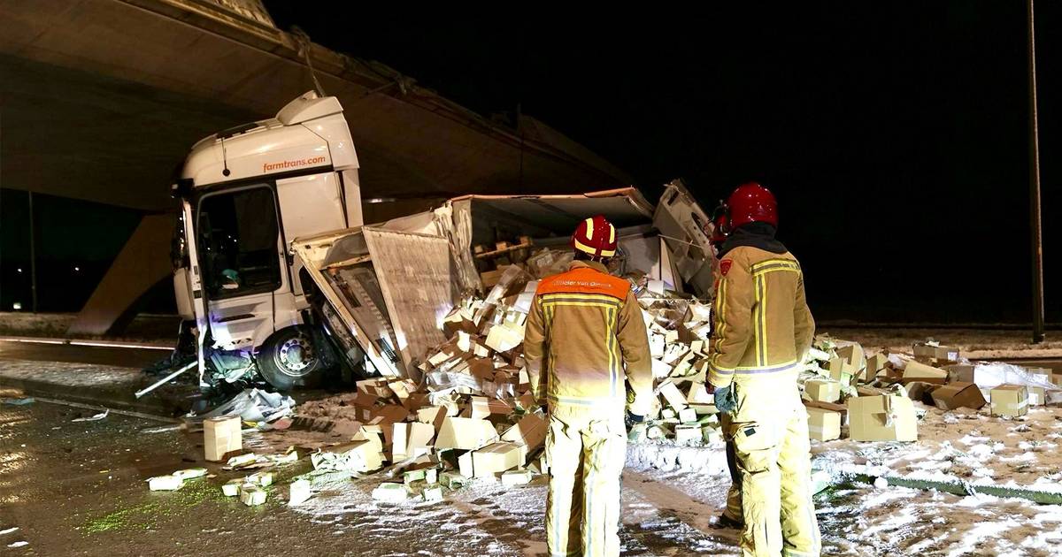 Ernstig ongeval met vrachtwagen leidt tot sluiting N69, ook vertragingen op andere wegen in Brabant.