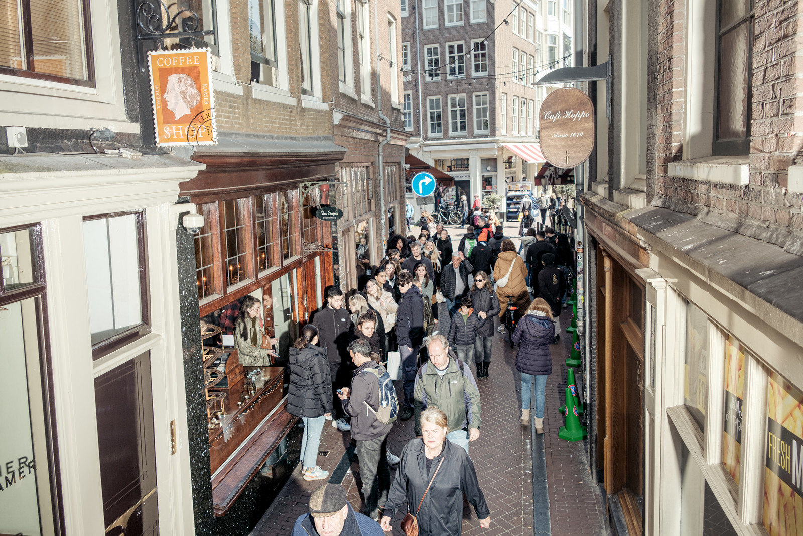 Scheermes bloem binnenkomst Van een afstandje pik je ze er zo uit in Amsterdam: TikTok-toeristen. 'De  massa volgt de massa, dat is nooit anders geweest'