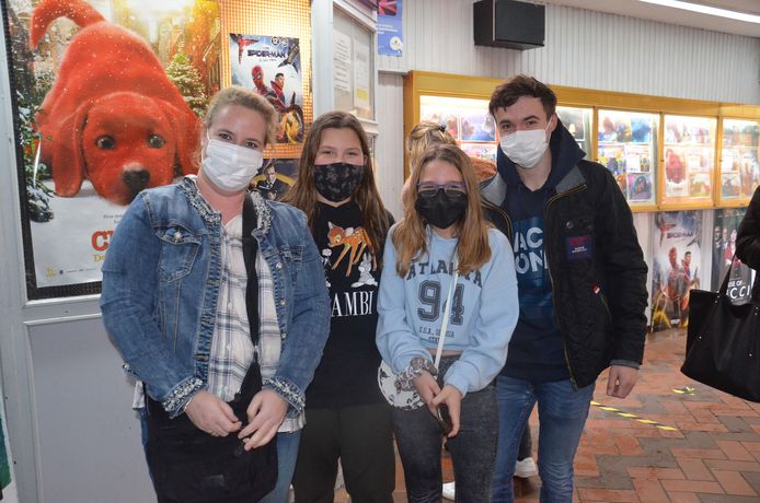 Vicky D'hooghe en haar zoon, dochter en een vriendinnetje waren de eerste bezoekers na de heropening van Cinema Central in Ninove.
