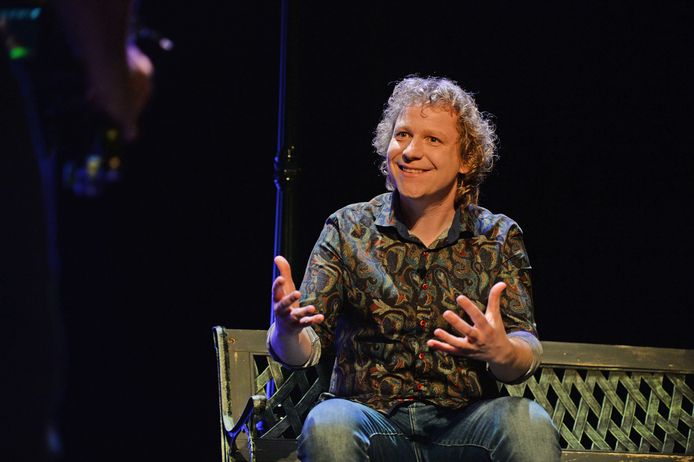 Thijs Kemperink kan er niet over uit dat er artiesten zijn die de theaters, de medewerkers en bezoekers in de kou laten staan.  „We moeten elkaar er doorheen slepen.”