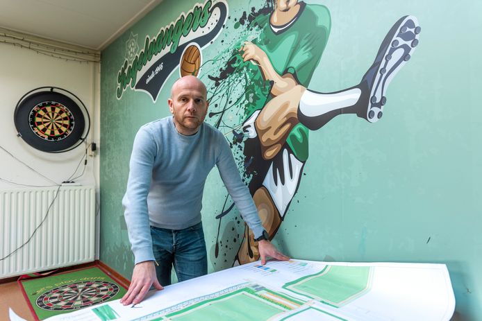 Bestuurslid Rowan Kamp van de Kogelvangers in Willemstad met de tekening voor de verhuizing van de club.