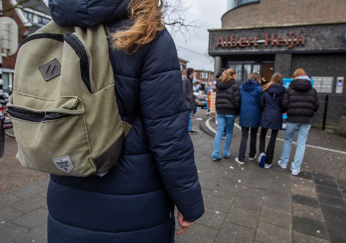 Fotoboek van scholieren in handen van manager Albert Heijn handig