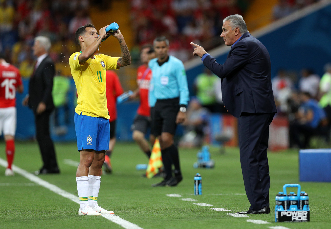 Bondscoach Tite geeft Philippe Coutinho instructies.