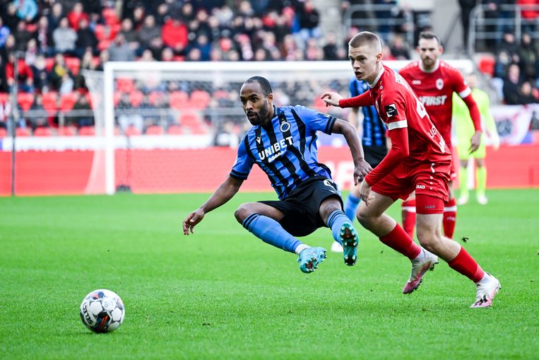 Denis Odoi van Club Brugge gaat neer na een contact met Antwerp-middenvelder Arthur Vermeeren, gisteren op de Bosuil. Beeld BELGA