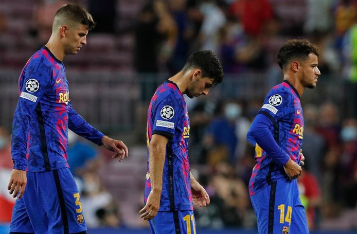 Gerard Pique, Yusuf Demir en Philippe Coutinho lopen teleurgesteld het veld af.