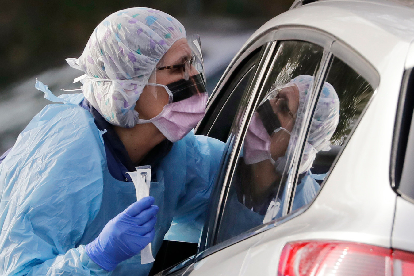 Een verpleegster voert een test uit in Washington